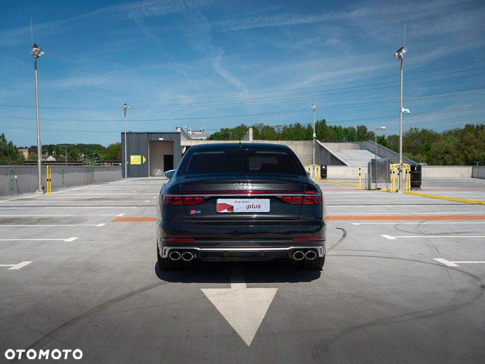 Audi S8 - 12
