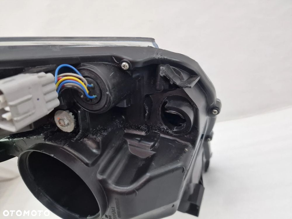 TOYOTA AVENSIS T27 LIFT 12- PRAWA LAMPA PRZEDNIA PRZÓD XENON , NR KOITO 05-28 , NR AUKCJI LPP53 - 17