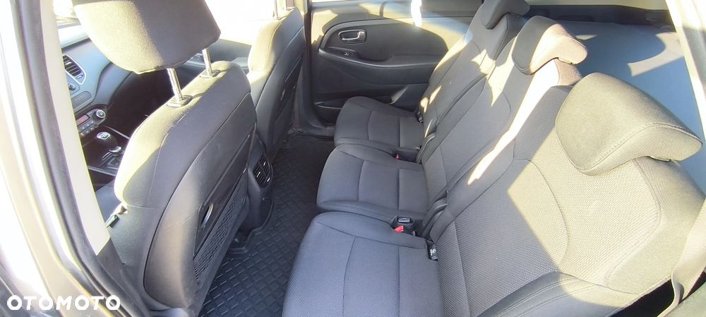 Kia Carens - 13