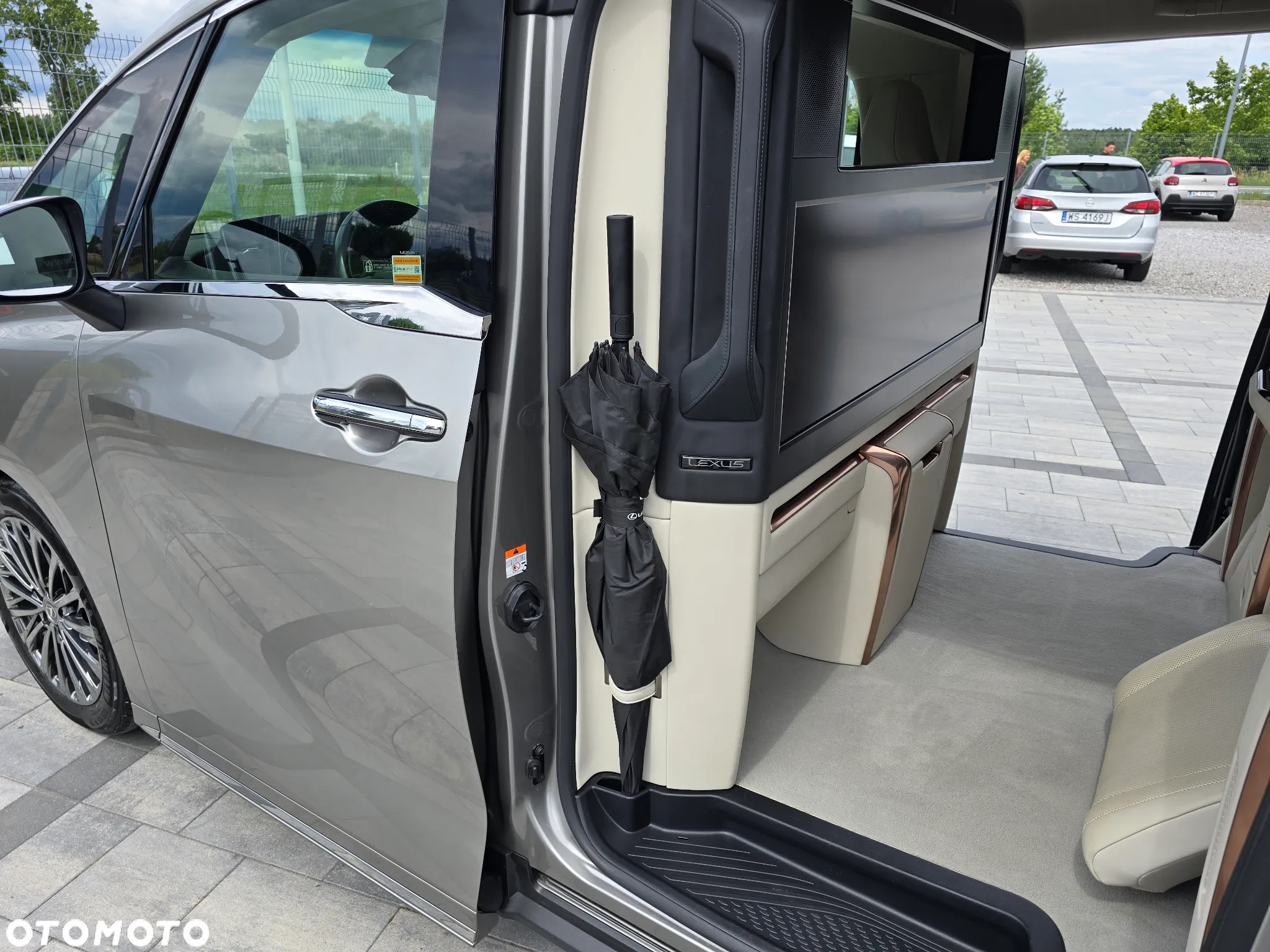 Lexus LM 350h Omotenashi - 35