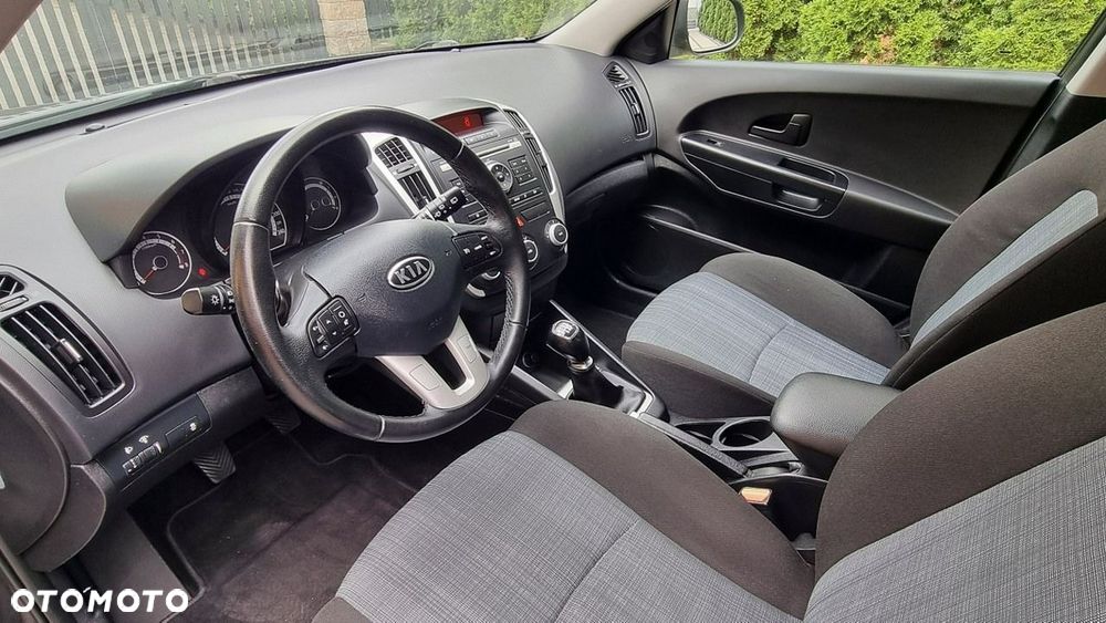 Kia Ceed - 11