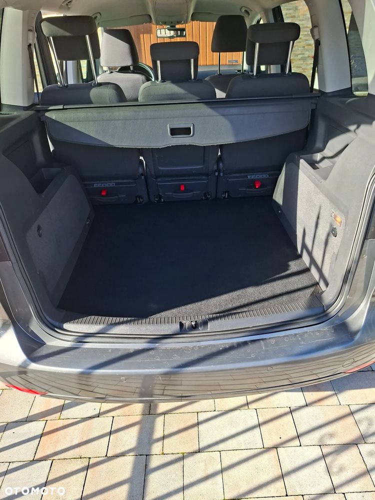 Volkswagen Touran - 12
