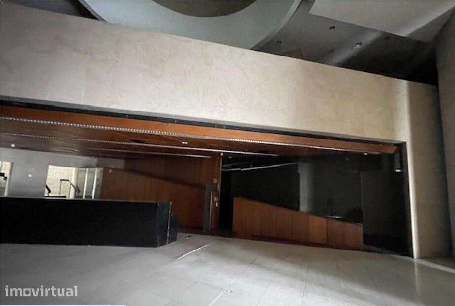 Prédio/moradia originalmente destinado a serviços (ex-agência bancá... - Grande imagem: 5/19