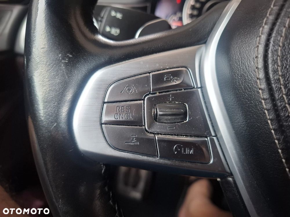 BMW Seria 7 740e iPerformance - 38