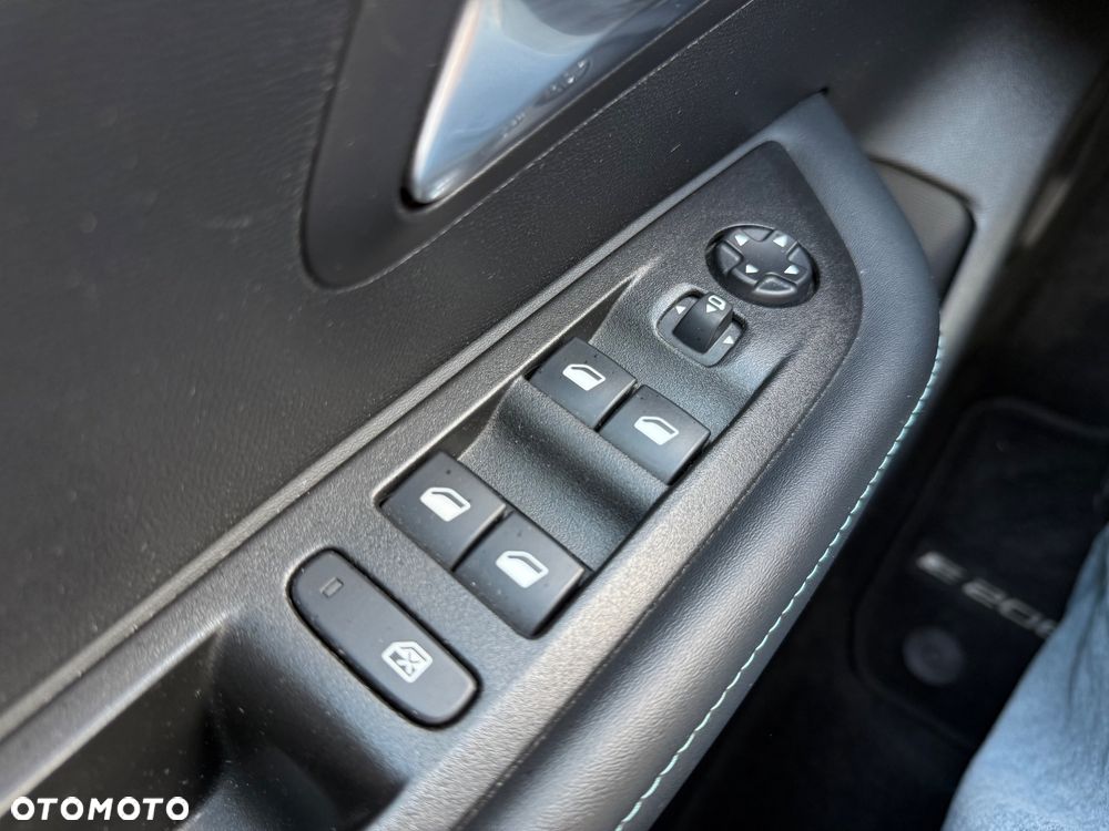 Peugeot 208 - 18