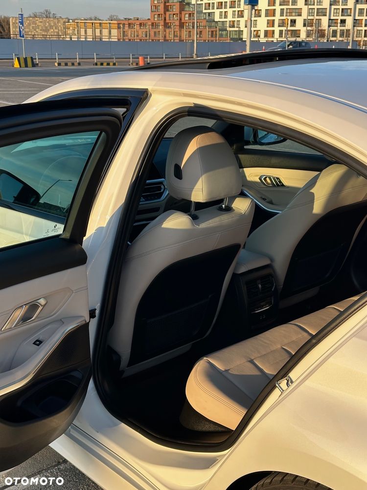 BMW Seria 3 330i xDrive M Sport - 22