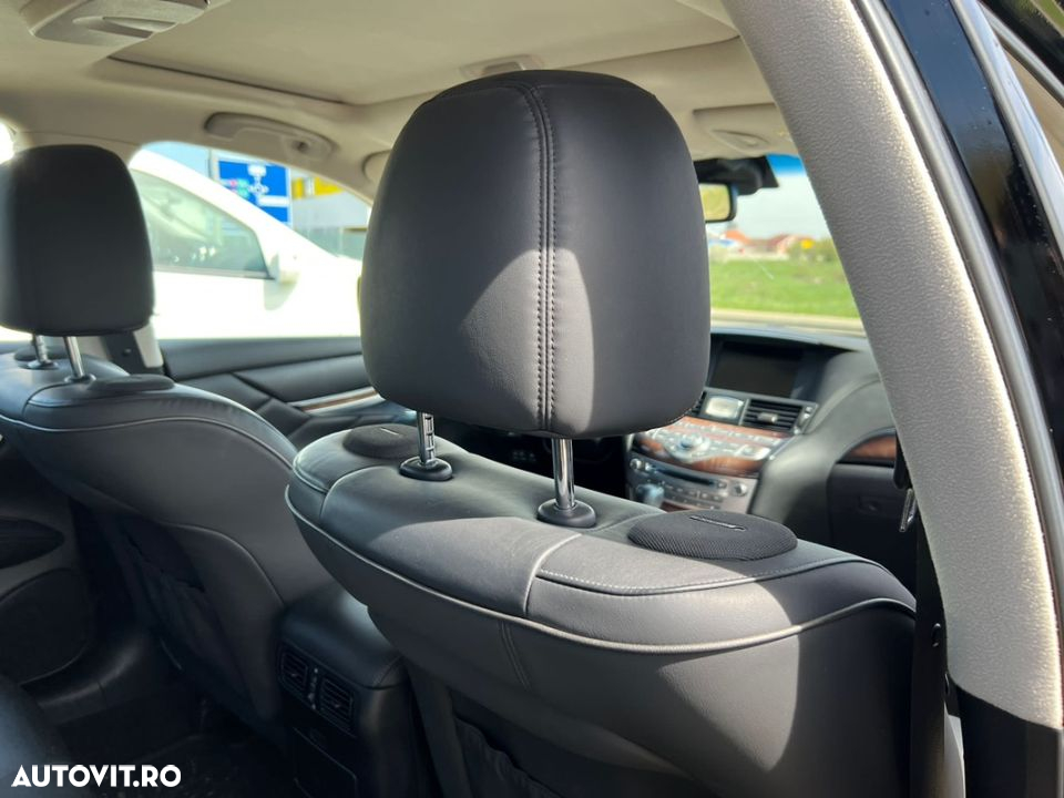 Infiniti M35 - 9
