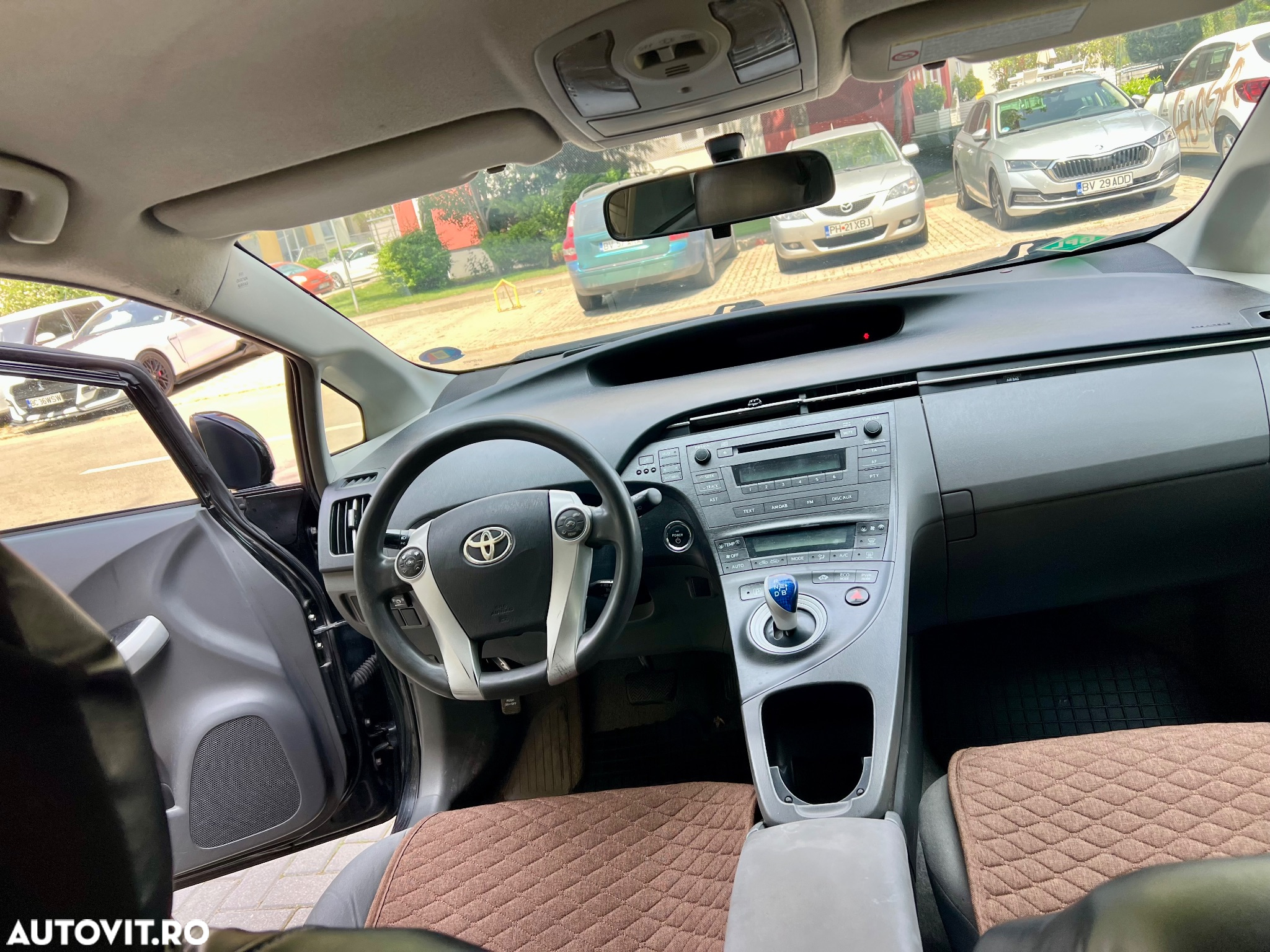Toyota Prius (Hybrid) - 4