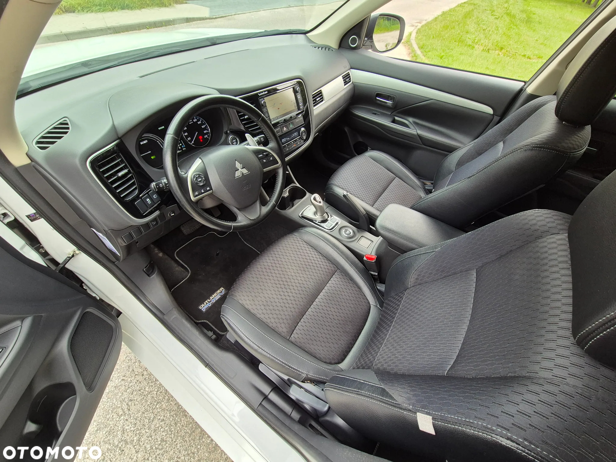 Mitsubishi Outlander 2.0 4WD Plug-In Hybrid - 7