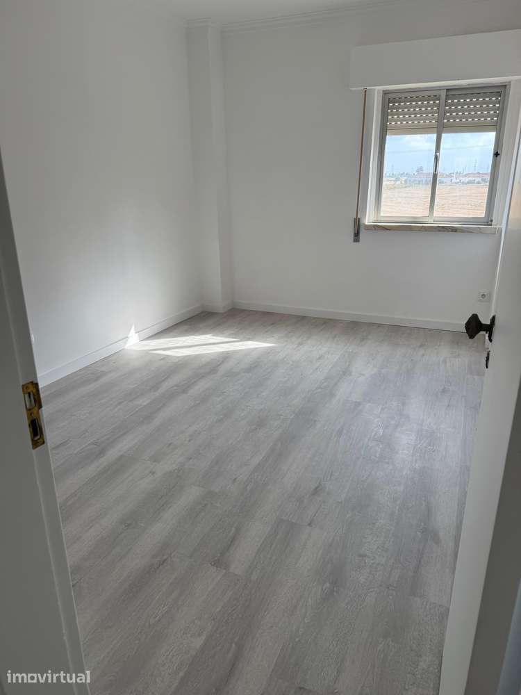 Arrendo T2 Remodelado com 3 assoalhadas no Carregado - Grande imagem: 4/10