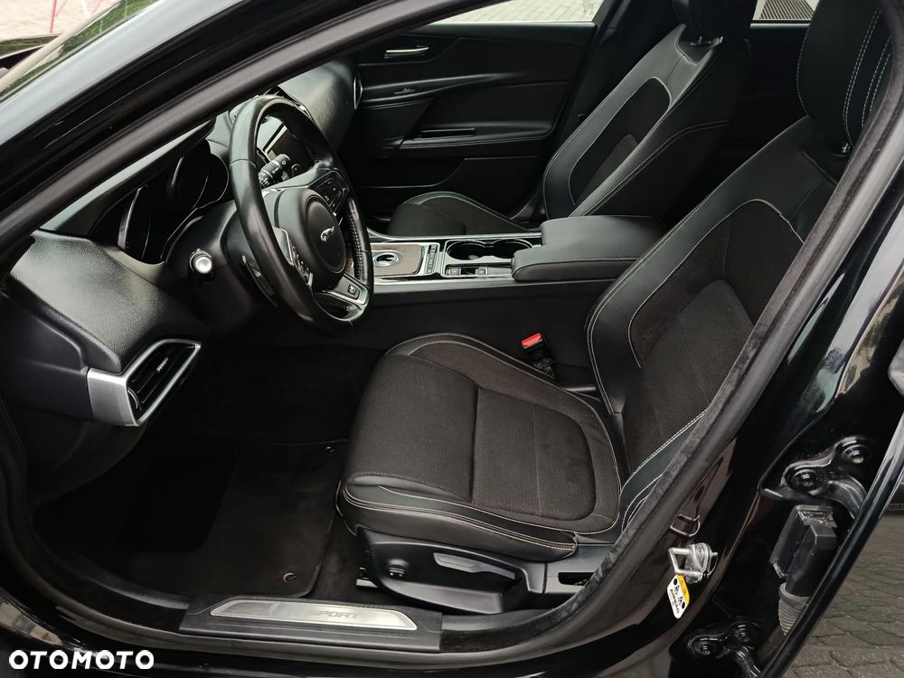 Jaguar XE D180 R-Dynamic S - 18