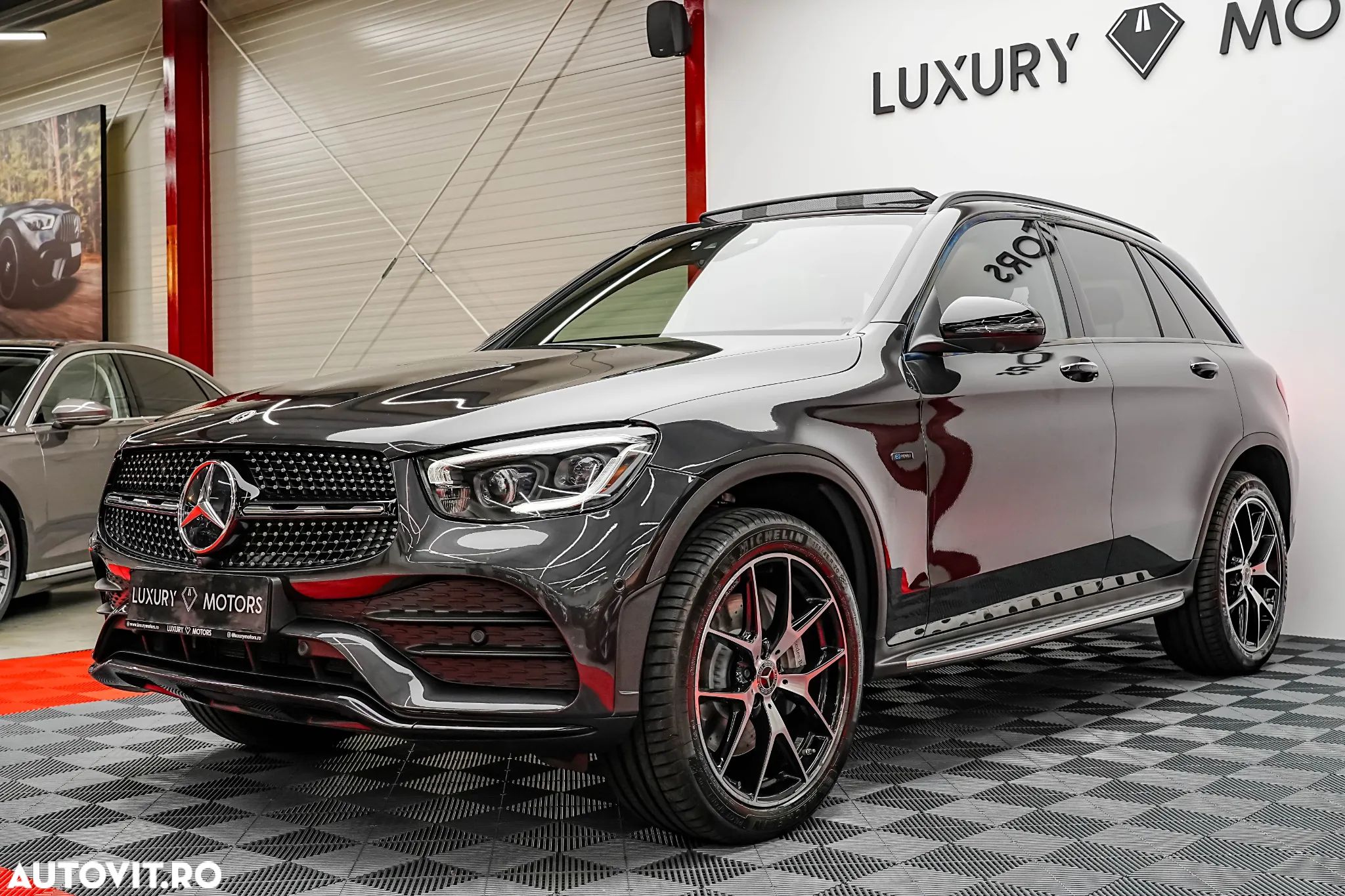 Mercedes-Benz GLC 300 e 4Matic 9G-TRONIC AMG Line Plus - 1