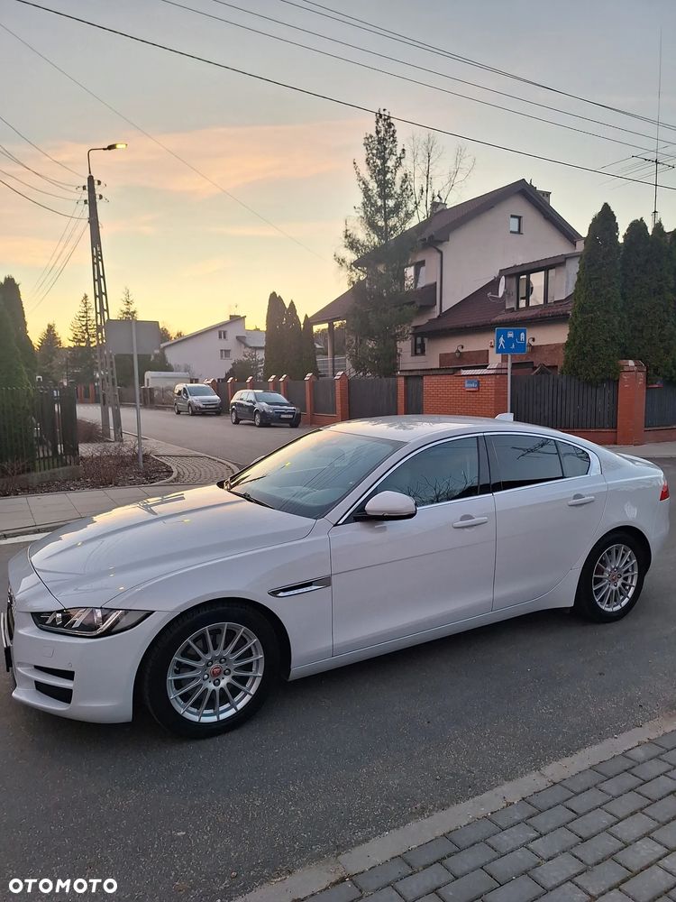 Jaguar XE 2.0 D Prestige - 3