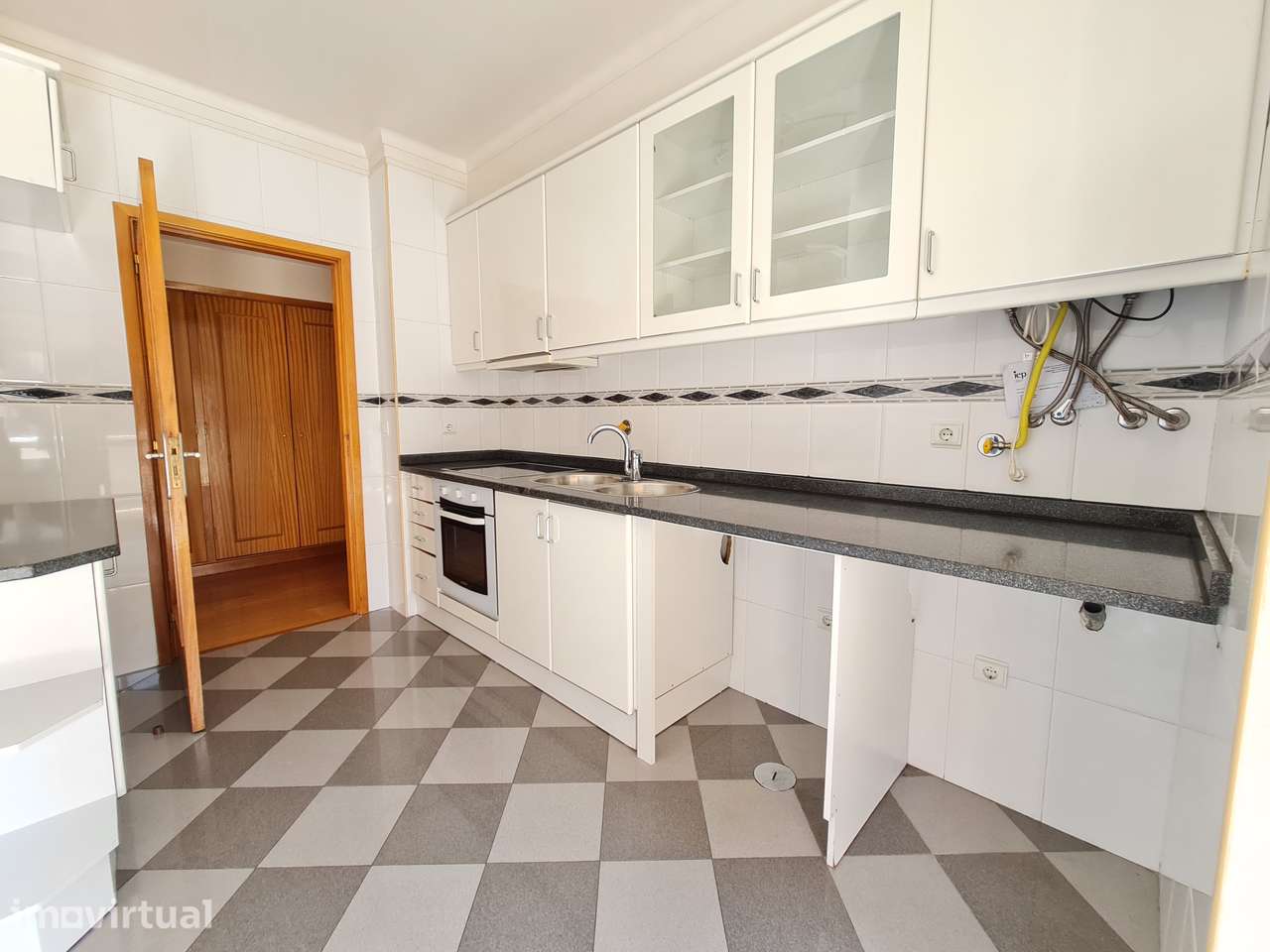 Arrenda-se apartamento T2 junto á Makro. - Grande imagem: 3/16