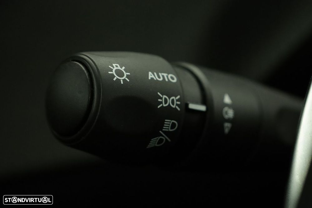 Peugeot 2008 1.2 PureTech Allure EAT8 - 17