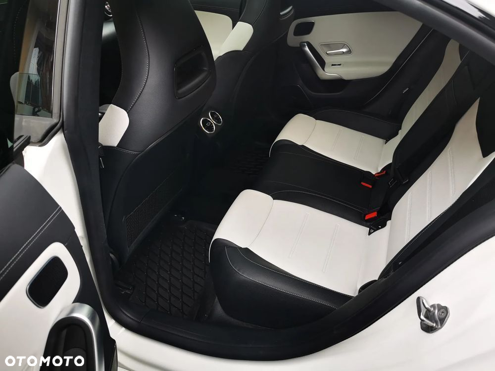 Mercedes-Benz CLA 250 4-Matic AMG Line 7G-DCT - 24
