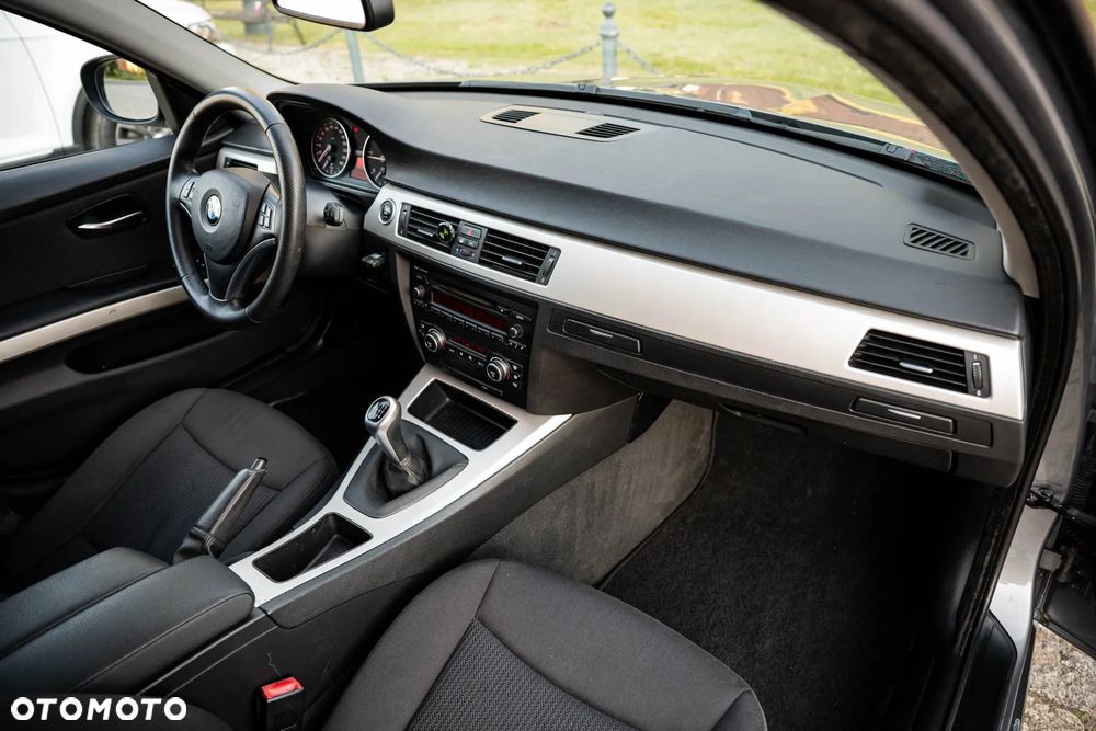 BMW Seria 3 318d - 26