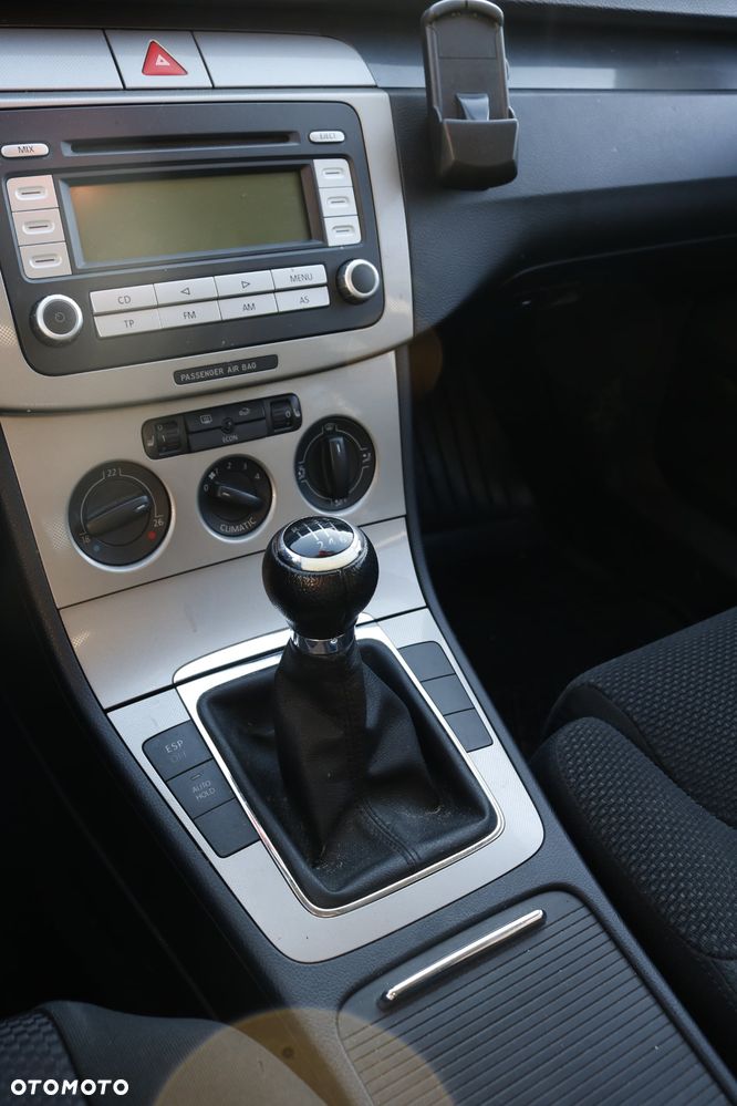Volkswagen Passat 1.6 FSI Comfortline - 6
