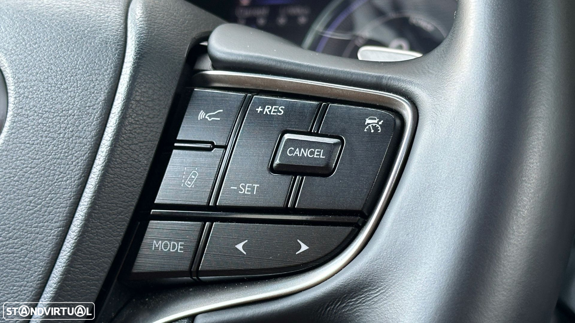 Lexus ES 300h Special Edition - 27