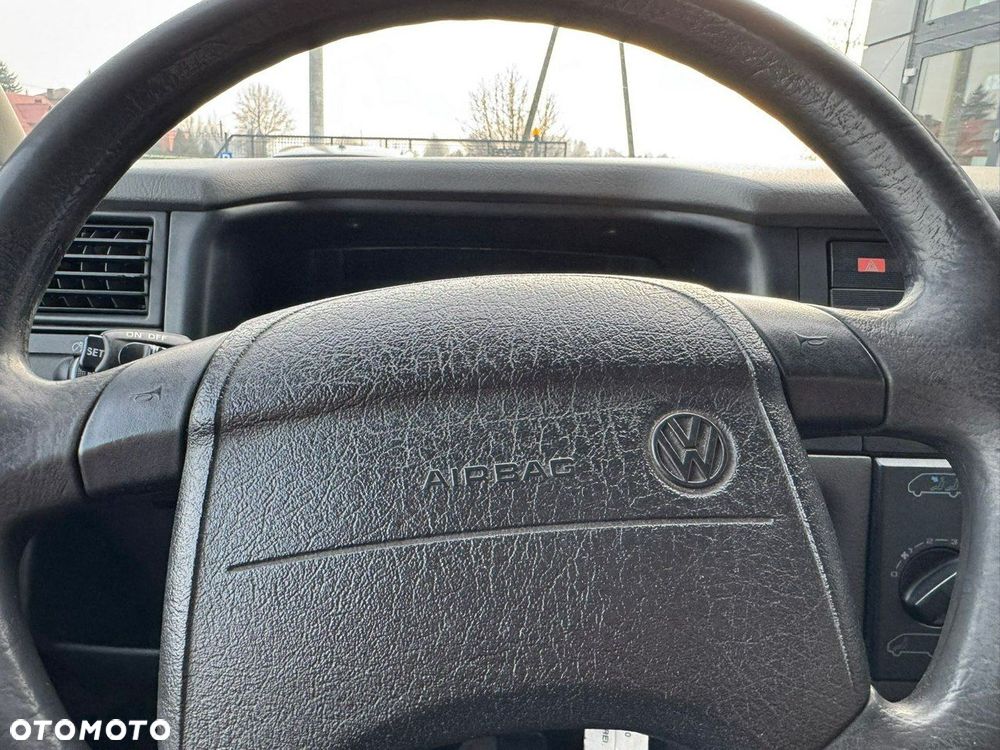 Volkswagen Caravelle - 11