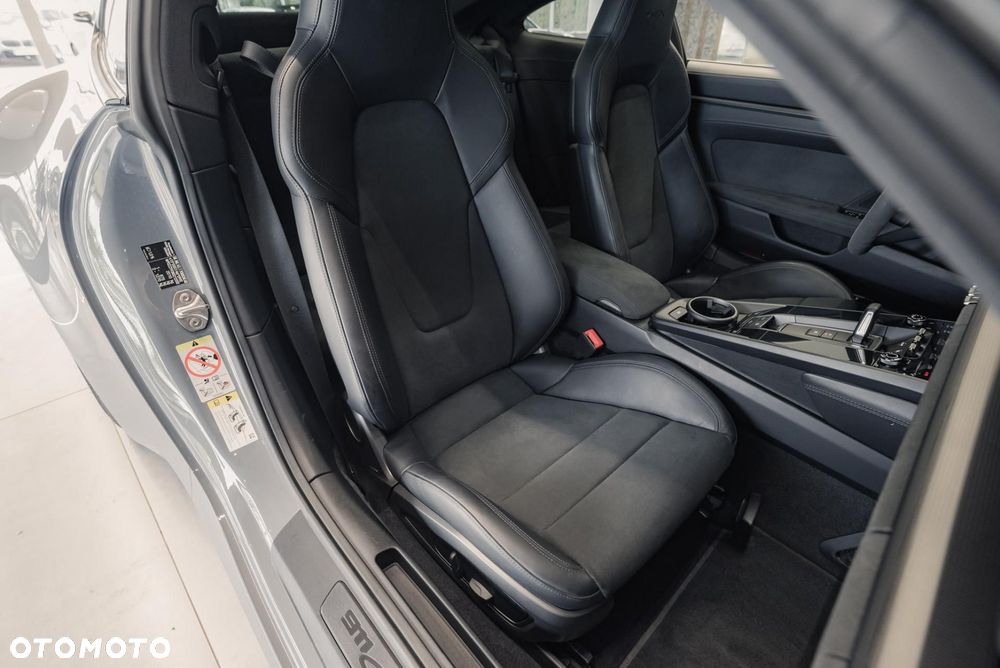 Porsche 911 Carrera 4 GTS - 16