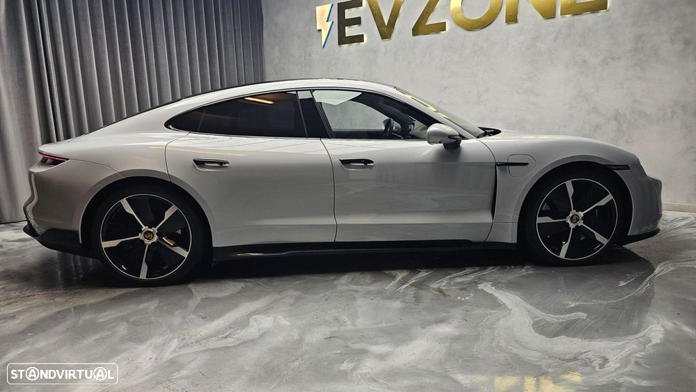 Porsche Taycan Turbo - 9