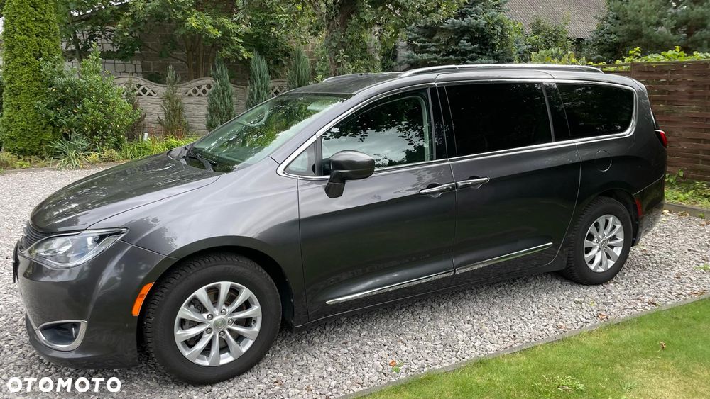 Chrysler Pacifica - 2