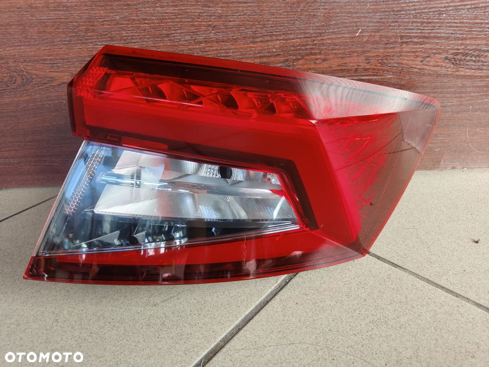 Skoda Karoq prawa lampa tył EU
