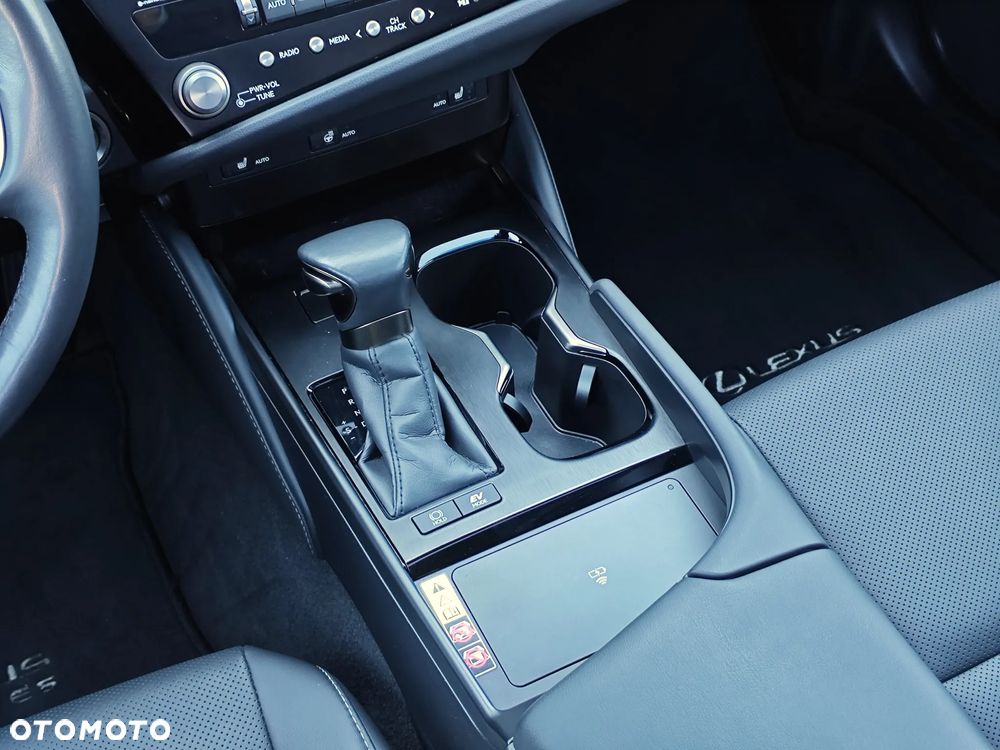 Lexus ES 300h Business Edition - 17