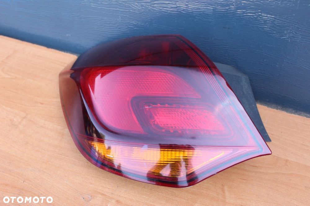 LAMPA LEWY TYŁ W BŁOTNIK OPEL ASTRA J HATCHBACK PRZED LIFTEM - 3