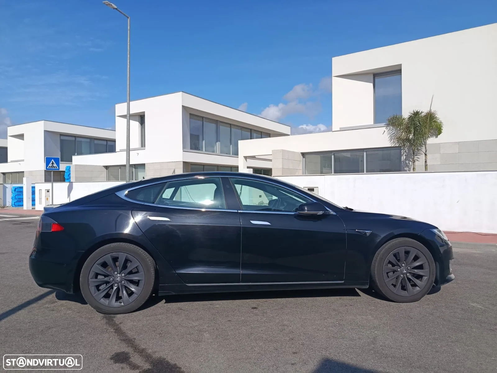 Tesla Model S - 4
