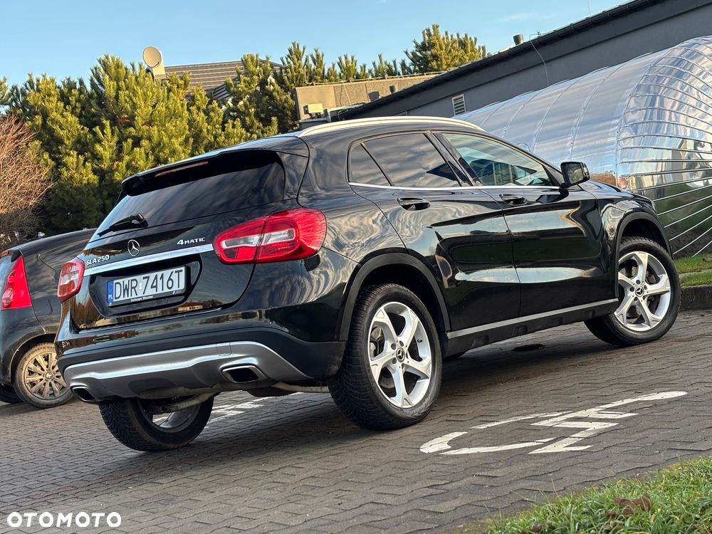 Mercedes-Benz GLA 250 4Matic 7G-DCT UrbanStyle Edition - 10