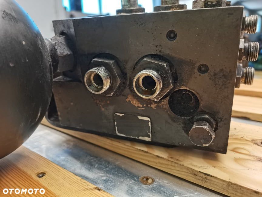 Blok hydrauliczny osi Massey Ferguson 8690 Husco 7702660005 - 3