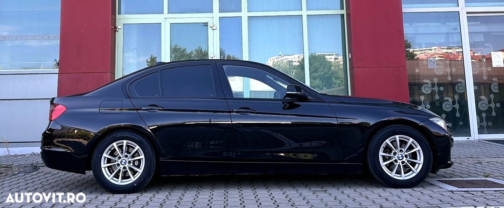 BMW Seria 3 320d Aut. - 32