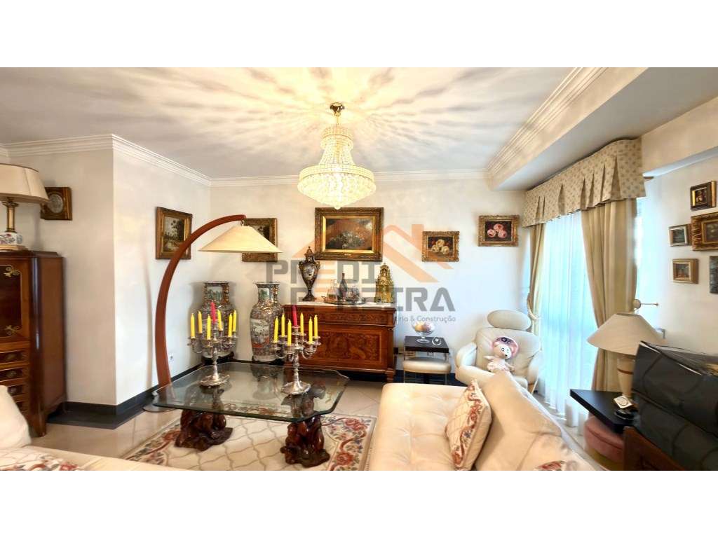 Situado nas Laranjeiras, apartamento T3 com 126 m² e parqueamento p... - Grande imagem: 3/36