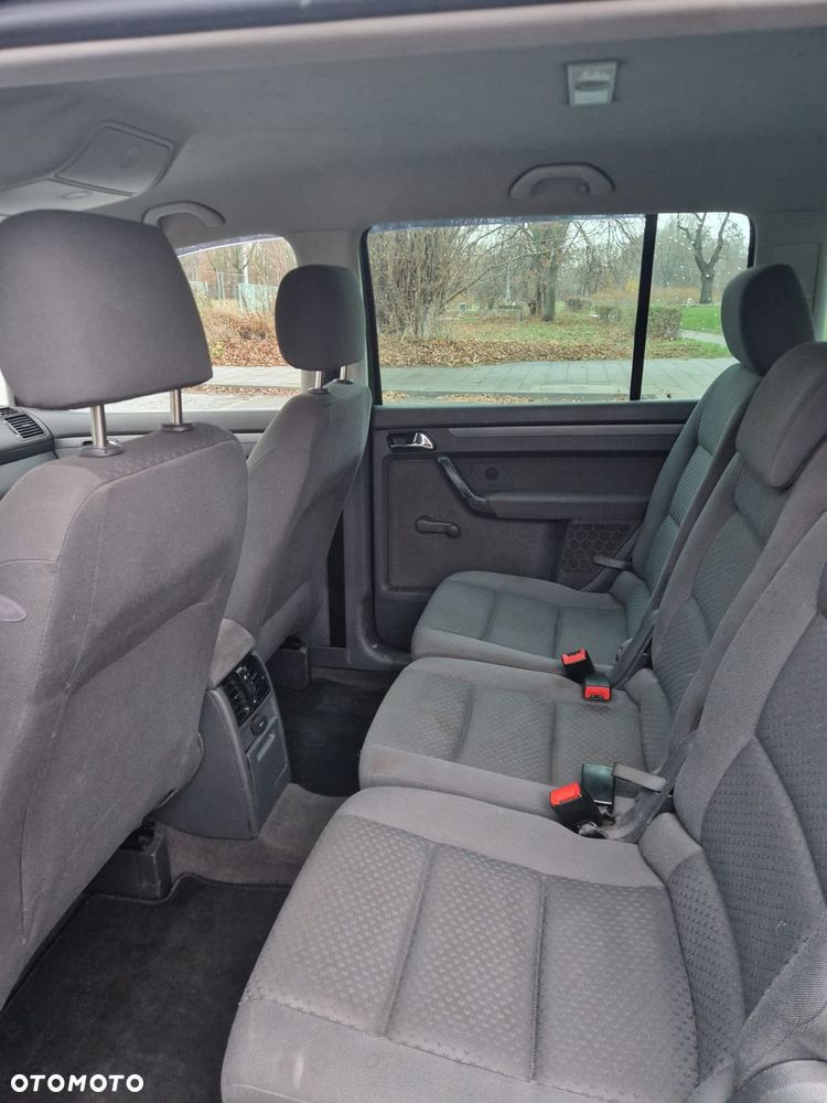 Volkswagen Touran - 10