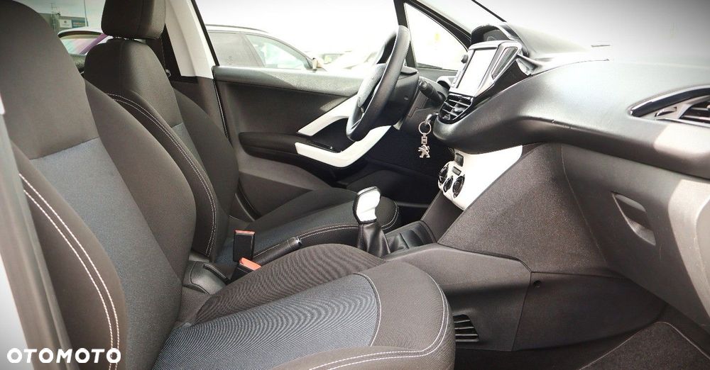 Peugeot 208 - 18