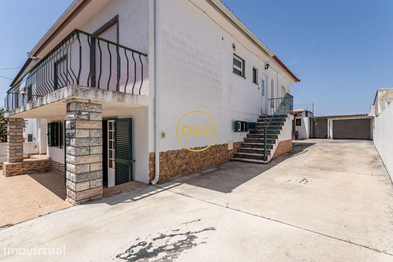 Moradia T5 com dois pisos, espaço exterior e potencial para bi-familia - Grande imagem: 5/35
