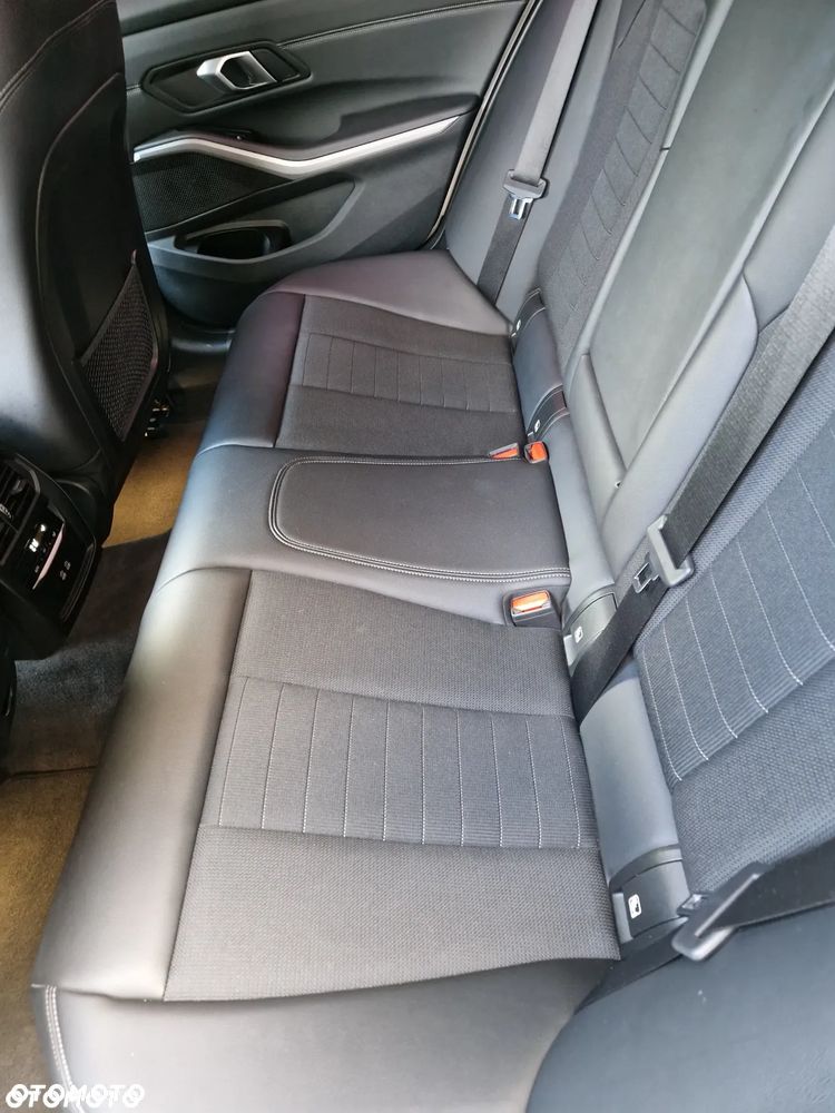 BMW Seria 3 318d mHEV - 15