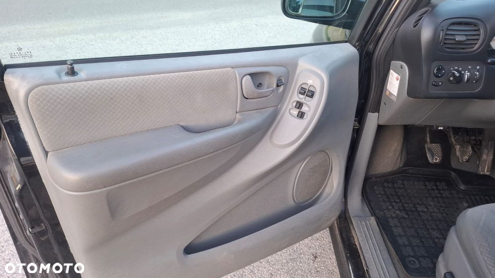 Chrysler Voyager 2.4 SE - 18