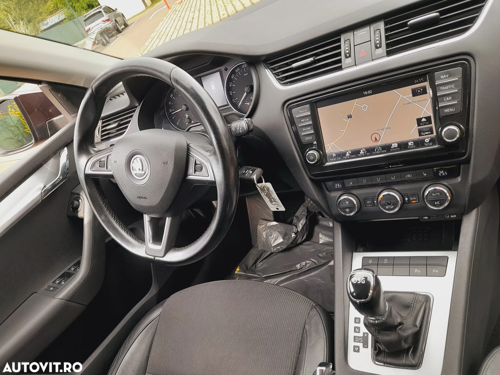 Skoda Octavia Combi 2.0 TDI DSG Premium Edition - 12