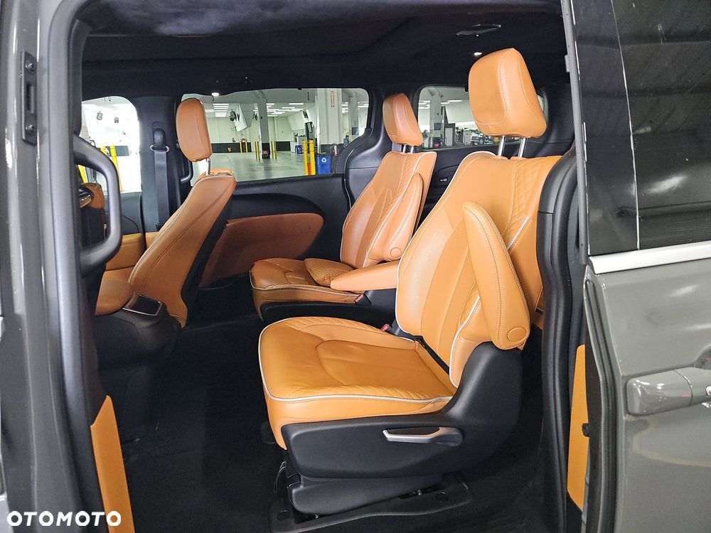 Chrysler Pacifica - 12