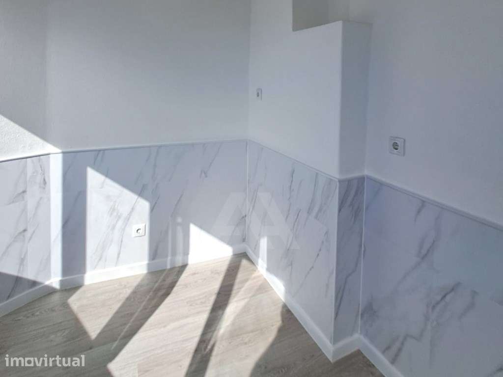 Apartamento T2 remodelado com duas casas de banho e vista mar - Grande imagem: 4/26
