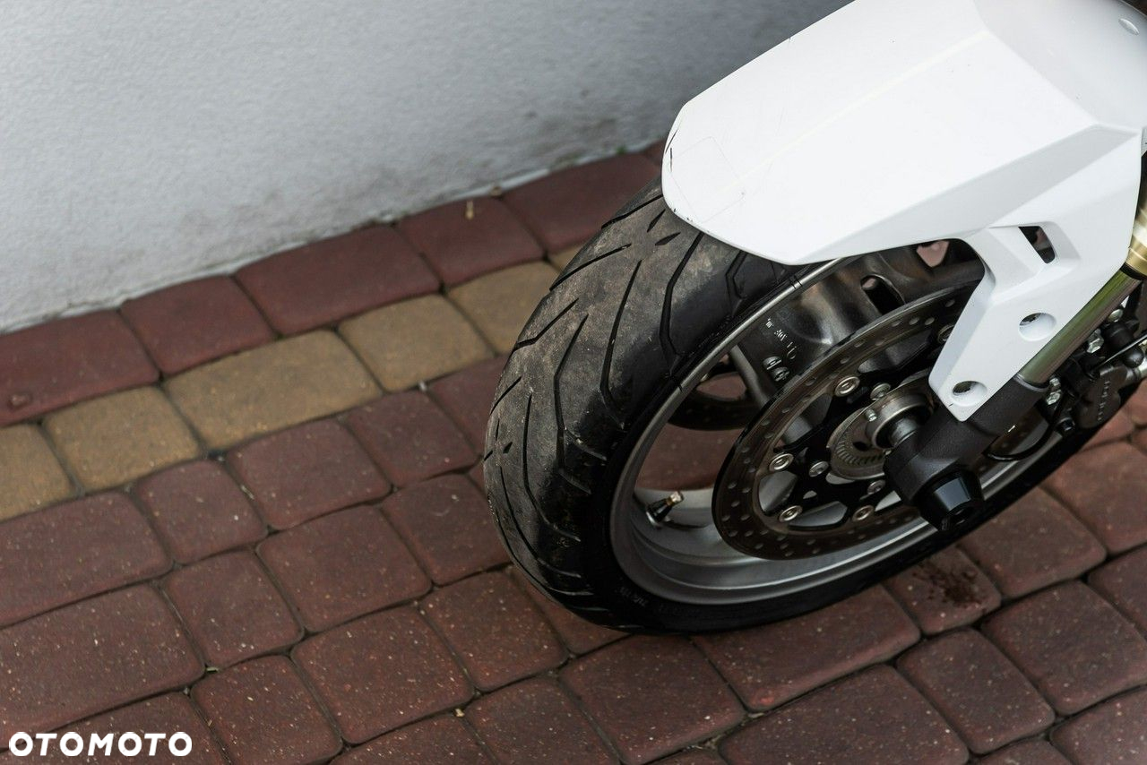 Suzuki GSR - 7