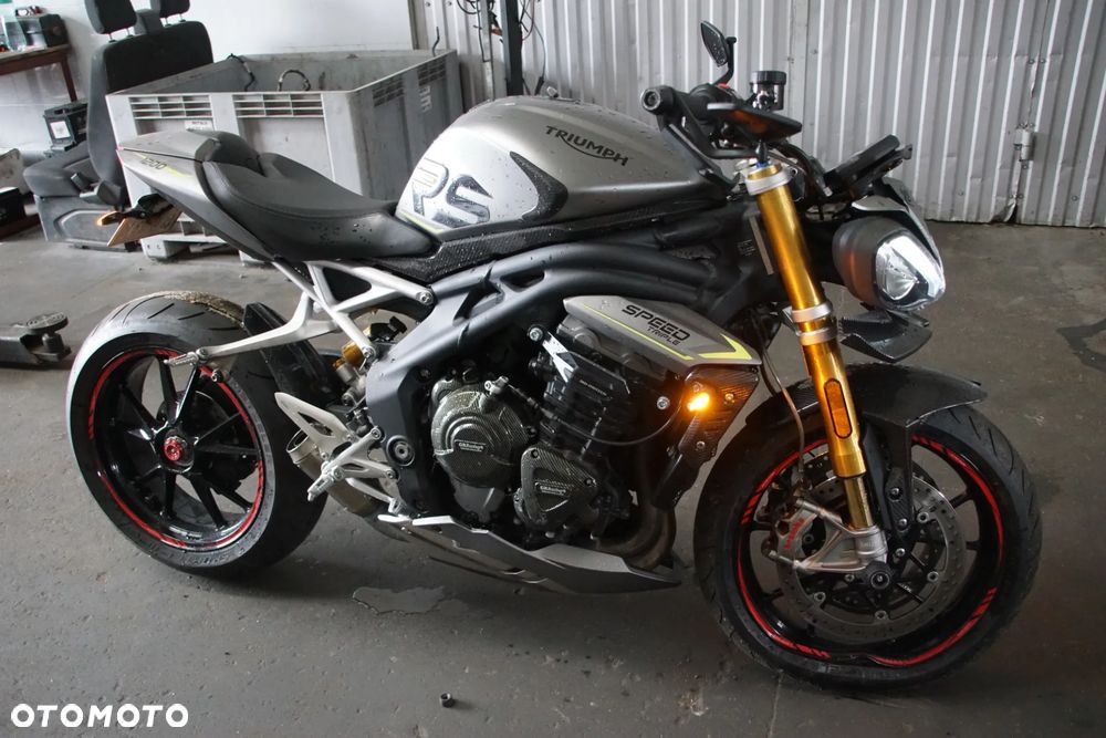 Triumph Speed Triple 1200 rs 2022 na części 692106889 SILNIK: silnik kompletny, blok silnika, głowica cylindrów, pokrywa zaworów, uszczelka głowicy, cylinder, tuleja cylindra, tłok, pierścienie tłokowe, sworzeń tłoka, korbowód, wał korbowy, panewki wału, wałek rozrządu, koło rozrządu, łańcuch rozrządu, napinacz rozrządu, ślizg rozrządu, zawór ssący, zawór wydechowy, sprężyna zaworowa, popychacz zaworu, dźwigienka zaworowa, uszczelniacz zaworowy, miska olejowa, korek spustowy oleju, pompa oleju, smok olejowy, filtr oleju, chłodnica oleju, przewód olejowy, obudowa filtra oleju, czujnik ciśnienia oleju, pokrywa alternatora, pokrywa sprzęgła, dekiel silnika, uszczelki silnika, engine assembly, engine block, cylinder head, valve cover, piston, piston rings, connecting rod, crankshaft, camshaft, timing chain, oil pump.  UKŁAD PALIWOWY I DOLOTOWY: zbiornik paliwa, bak paliwa, korek wlewu paliwa, pompa paliwa, kosz pompy paliwa, filtr paliwa, przewód paliwowy, listwa wtryskowa, wtryskiwacz, regulator ciśnienia paliwa, przepustnica, korpus przepustnicy, silniczek krokowy, czujnik położenia przepustnicy TPS, manetka gazu, rolgaz, elektroniczny gaz ride-by-wire, airbox, obudowa filtra powietrza, filtr powietrza, króciec dolotowy, kolektor dolotowy, czujnik temperatury powietrza, czujnik ciśnienia MAP, fuel tank, fuel pump, fuel injector, throttle body, air filter.  SPRZĘGŁO I SKRZYNIA BIEGÓW: kosz sprzęgłowy, piasta sprzęgła, tarcze sprzęgłowe, przekładki sprzęgła, sprężyny sprzęgła, docisk sprzęgła, pompa sprzęgła, wysprzęglik, przewód sprzęgła, klamka sprzęgła, skrzynia biegów, wałek sprzęgłowy, wałek zdawczy, koła zębate skrzyni, wodzik zmiany biegów, bęben zmiany biegów, czujnik biegu, dźwignia zmiany biegów, cięgno zmiany biegów, quickshifter, czujnik quickshiftera, clutch basket, clutch plates, gearbox, transmission shaft, gear selector drum, shift fork.  NAPĘD TYLNEGO KOŁA: zębatka przednia, zębatka tylna, łańcuch napędowy, spinka łańcucha, napinacz łańcucha, prowadnica łańcucha, osłona łańcucha, guma zabieraka, zabierak zębatki, mocowanie zębatki, front sprocket, rear sprocket, drive chain, chain adjuster, chain guide, chain guard, sprocket carrier.  UKŁAD WYDECHOWY: kolektory wydechowe, rury wydechowe, tłumik końcowy, tłumik środkowy, katalizator, osłona tłumika, zawór wydechowy, silniczek zaworu wydechowego, linki zaworu wydechowego, sonda lambda, uszczelka kolektora, obejma wydechu, mocowanie tłumika, exhaust headers, muffler, silencer, catalytic converter, exhaust valve, oxygen sensor, heat shield.  UKŁAD CHŁODZENIA: chłodnica, wentylator chłodnicy, osłona chłodnicy, korek chłodnicy, zbiorniczek wyrównawczy, pompa wody, termostat, obudowa termostatu, przewód chłodnicy, wąż układu chłodzenia, króciec wody, czujnik temperatury płynu, radiator, radiator fan, coolant reservoir, water pump, thermostat, coolant hose.  ZAWIESZENIE PRZEDNIE: lagi przednie, widelec przedni, goleń widelca, rura nośna, dolna półka, górna półka, sztyca widelca, uszczelniacz lagi, uszczelniacz przeciwpyłowy, sprężyna widelca, kartridż amortyzatora, regulator tłumienia, korek lagi, olej do lag, amortyzator skrętu, steering damper, front fork, fork tube, fork seal, fork cartridge, triple clamp, upper yoke, lower yoke.  ZAWIESZENIE TYLNE: amortyzator tylny, sprężyna amortyzatora, wahacz jednoramienny, oś wahacza, łożysko wahacza, kiwak zawieszenia, łącznik amortyzatora, regulator napięcia wstępnego, mocowanie amortyzatora, rear shock, shock absorber, single-sided swingarm, swingarm pivot, suspension linkage.  UKŁAD HAMULCOWY: zacisk hamulcowy przedni lewy, zacisk hamulcowy przedni prawy, zacisk hamulcowy tylny, jarzmo zacisku, tłoczek hamulcowy, zestaw naprawczy zacisku, klocki hamulcowe przednie, klocki hamulcowe tylne, tarcza hamulcowa przednia, tarcza hamulcowa tylna, pompa hamulcowa przednia, pompa hamulcowa tylna, przewód hamulcowy, przewód w oplocie, zbiorniczek płynu hamulcowego, klamka hamulca, pedał hamulca, czujnik światła stop, moduł ABS, pompa ABS, czujnik ABS, pierścień ABS, front brake caliper, rear brake caliper, brake pads, brake disc, brake rotor, brake master cylinder.  KOŁA I OPONY: felga przednia, felga tylna, koło przednie, koło tylne, oś koła przedniego, oś koła tylnego, dystans koła, łożysko koła, uszczelniacz koła, piasta koła, nakrętka tylnego koła, zawór opony, czujnik ciśnienia TPMS, opona przednia, opona tylna, front wheel, rear wheel, wheel rim, wheel axle, wheel bearing, wheel hub, tire, tyre, TPMS sensor.  KIEROWNICA I STEROWANIE: kierownica, mocowanie kierownicy, riser kierownicy, lewa manetka, prawa manetka, ciężarki kierownicy, końcówki kierownicy, lusterko lewe, lusterko prawe, uchwyt lusterka, klamka sprzęgła, klamka hamulca, przełącznik zespolony lewy, przełącznik zespolony prawy, rolgaz, stacyjka, antena stacyjki, amortyzator skrętu, handlebar, handlebar clamp, grip, bar end, rear-view mirror, switchgear, ignition switch.  RAMA I PODWOZIE: rama główna, rama tylna, subframe, wspornik ramy, mocowanie silnika, śruba mocowania silnika, crash pad, slider ramy, osłona ramy, stopka boczna, czujnik stopki bocznej, sprężyna stopki, uchwyt tablicy rejestracyjnej, mocowanie podnóżka, podnóżek kierowcy lewy, podnóżek kierowcy prawy, podnóżek pasażera lewy, podnóżek pasażera prawy, set podnóżków, rearset, frame, rear subframe, engine mount, crash protector, side stand, footpeg.  OWIEWKI I NADWOZIE: owiewka przednia, owiewka boczna lewa, owiewka boczna prawa, owiewka tylna, boczek lewy, boczek prawy, osłona chłodnicy, osłona silnika, belly pan, pług pod silnik, błotnik przedni, błotnik tylny, nadkole, hugger, przednia szyba, szyba sportowa, deflektor, wlot powietrza, osłona ramy, osłona wahacza, osłona karbonowa, carbon cover, fairing, side panel, front fender, rear fender, windscreen, radiator cover.  SIEDZENIE I TYLNA CZĘŚĆ: siedzenie kierowcy, siedzenie pasażera, kanapa, zamek siedzenia, linka zamka siedzenia, uchwyt pasażera, ogon motocykla, stelaż tylny, wypełnienie zadupka, osłona siedzenia, seat cowl, rider seat, passenger seat, seat lock, tail section.  ELEKTRYKA I ELEKTRONIKA: wiązka elektryczna główna, wiązka przednia, wiązka tylna, sterownik silnika ECU, moduł zapłonowy, regulator napięcia, alternator, stator, rotor alternatora, rozrusznik, przekaźnik rozrusznika, akumulator, skrzynka bezpieczników, bezpiecznik, przekaźnik, cewka zapłonowa, świeca zapłonowa, fajka świecy, przewód masowy, złącze elektryczne, gniazdo USB, immobilizer, antena immobilizera, czujnik przechyłu, czujnik położenia wału, czujnik położenia wałka, czujnik prędkości, czujnik temperatury, czujnik ciśnienia, wiring harness, ECU, voltage regulator, alternator, starter motor, starter relay, battery, fuse box, ignition coil, spark plug.  OŚWIETLENIE I ZEGARY: reflektor przedni, lampa przednia LED, światło mijania, światło drogowe, moduł reflektora, kierunkowskaz przedni lewy, kierunkowskaz przedni prawy, kierunkowskaz tylny lewy, kierunkowskaz tylny prawy, lampa tylna, światło stop, lampka tablicy rejestracyjnej, licznik, zegary, wyświetlacz TFT, panel wskaźników, obudowa licznika, czujnik poziomu paliwa, headlight, LED headlamp, tail light, brake light, turn signal, indicator, instrument cluster, dashboard, TFT display.  SYSTEMY ELEKTRONICZNE: moduł kontroli trakcji, traction control, czujnik IMU, moduł ride-by-wire, tempomat, przełącznik tempomatu, quickshifter up and down, moduł ABS, czujnik kąta pochylenia, moduł Bluetooth, antena, moduł bezkluczykowy, keyless module, kluczyk, pilot, immobilizer key, przełącznik trybów jazdy, riding mode switch.  ŚRUBY, ŁOŻYSKA I DROBNE CZĘŚCI: komplet śrub, śruba owiewki, nakrętka osi, tuleja dystansowa, podkładka, spinka, zatrzask, kołek montażowy, guma mocująca, silentblock, obejma, uchwyt przewodu, łożysko główki ramy, łożysko igiełkowe, łożysko kulkowe, simmering, uszczelka, oring, zestaw naprawczy, - 12