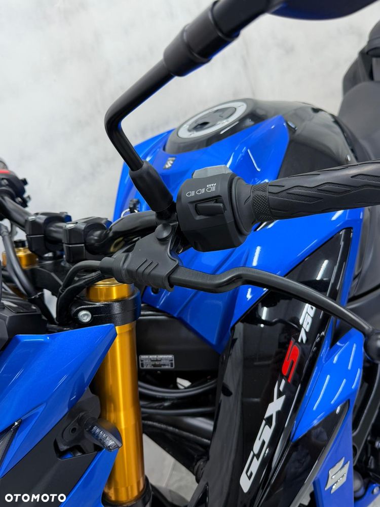 Suzuki GSX - 23