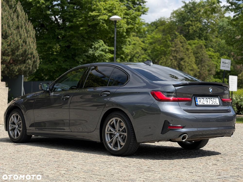 BMW Seria 3 330i Sport Line - 3