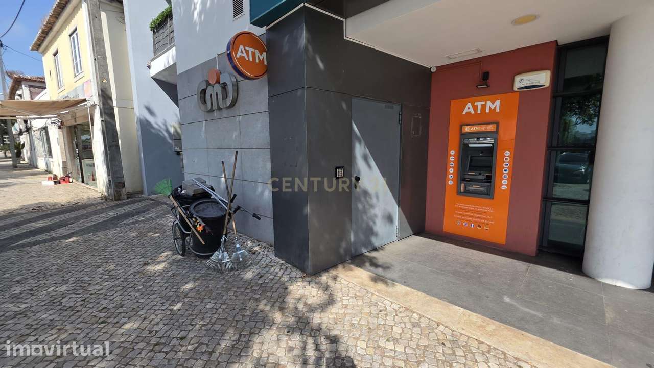 Garagem Box no Pragal do lado oposta á PSP em Almada - Grande imagem: 2/7