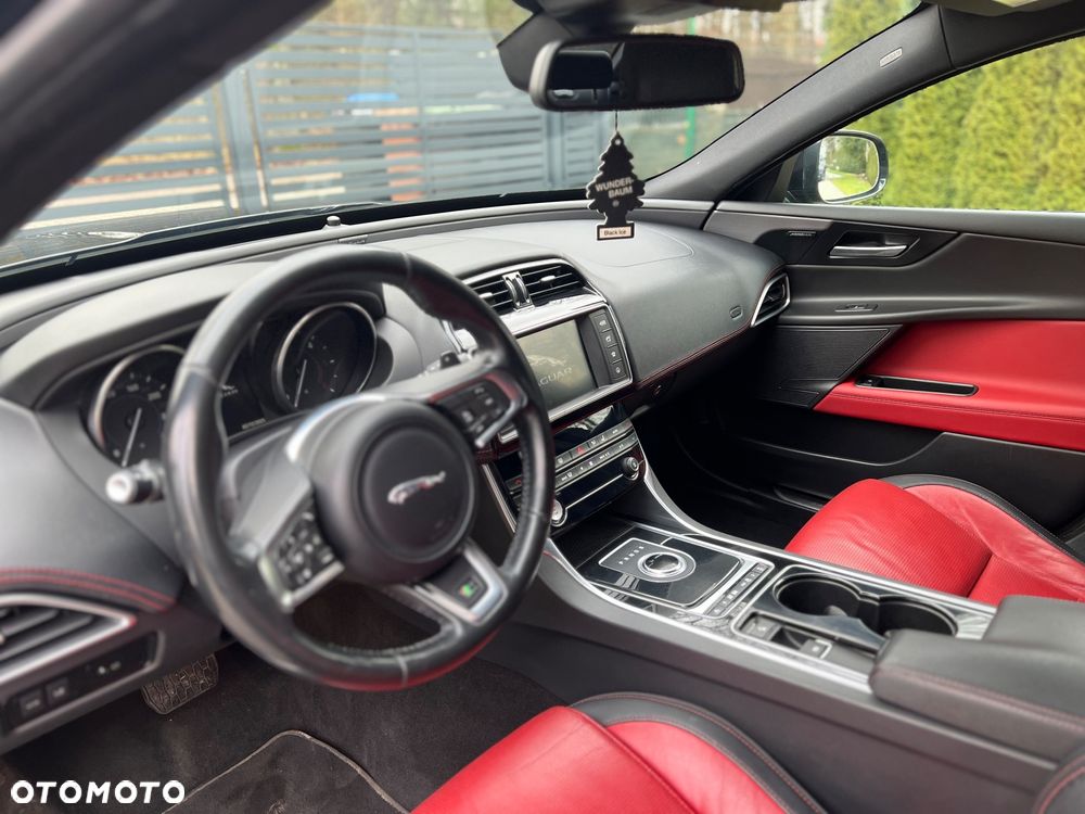 Jaguar XE - 11