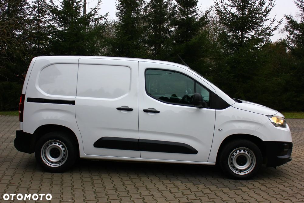 Toyota PROACE CITY BLASZAK 2 OSOBOWY 1.2 D-4T BENZYNA 110KM PEWNE AUTO FV23% - 18
